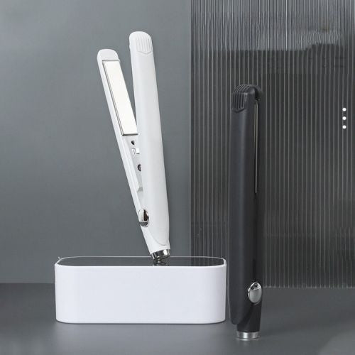 Obtenez des cheveux lisses ou bouclés où que vous soyez avec notre mini fer à boucler et à lisser USB.-See-I-J-univers-feminin- Pour des coiffures parfaites en déplacement, découvrez notre mini fer à boucler et à lisser avec interface USB-Get straight or curly hair anywhere with our mini USB curling and straightening iron-For perfect hairstyles on the go-discover our mini curling and straightening iron with USB interface.